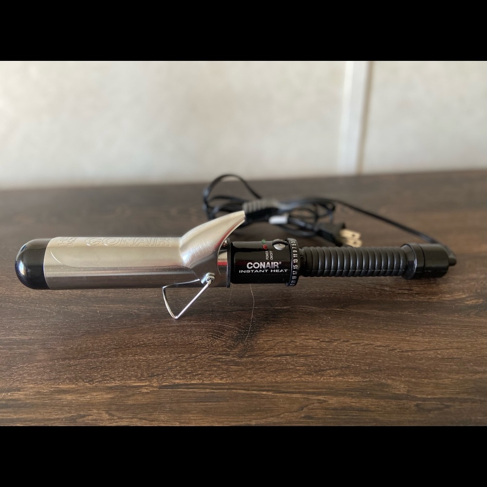 1 1/2 inch curling iron. Used TWICE.